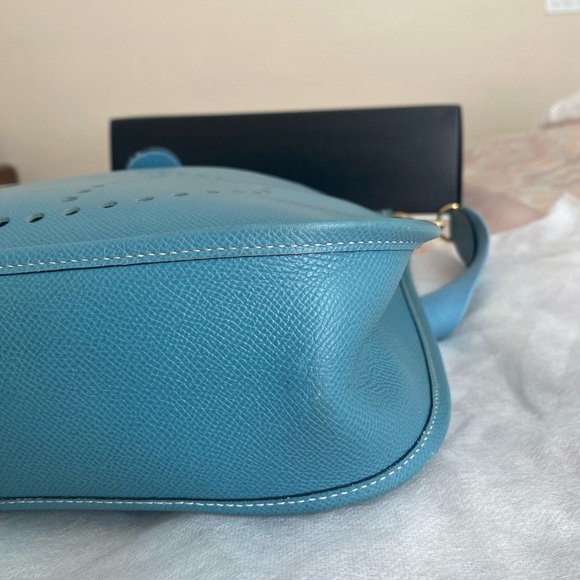 Hemes Evelyn 1 GM in Blue Jean Courchevel 12”x12”x4” Gold hardware - Picture 4 of 10